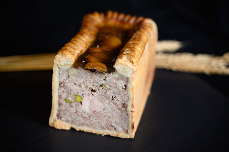 Pâté en croûte artisanal en tranche