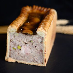 Pâté en croûte artisanal en tranche